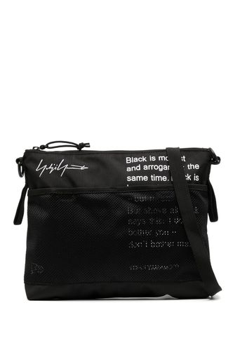 Yohji Yamamoto slogan-print mesh shoulder bag - Schwarz