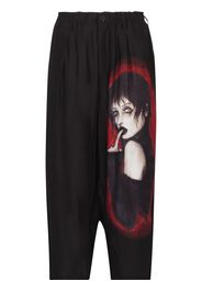 Yohji Yamamoto Cropped-Seidenhose mit grafischem Print - Schwarz