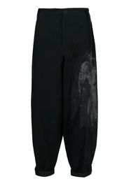 Yohji Yamamoto Baggy-Hose mit Print - Schwarz