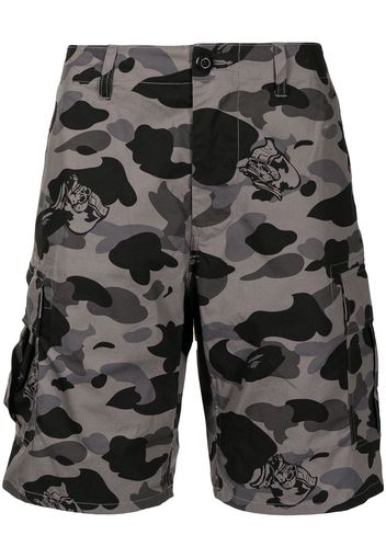 A BATHING APE® camouflage-print cargo shorts - Marrone