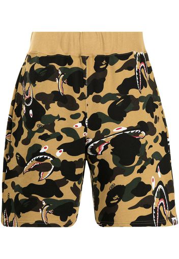 A BATHING APE® camouflage-print track shorts - Marrone