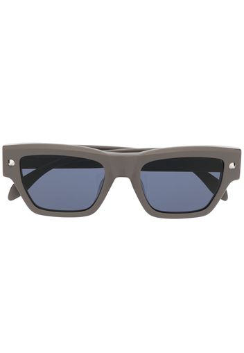 Alexander McQueen Eyewear engraved-logo arm sunglasses - Marrone