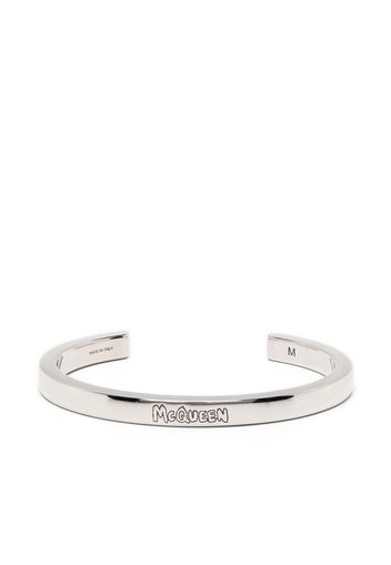 Alexander McQueen engraved-logo cuff bracelet - Argento
