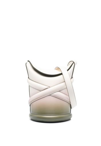 Alexander McQueen debossed-logo bucket bag - Toni neutri