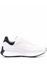 Alexander McQueen embossed logo exaggerated-sole sneakers - Bianco