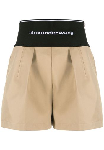 Alexander Wang logo-waist pleated shorts - Toni neutri