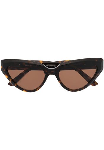 Balenciaga Eyewear logo-plaque cat-eye sunglasses - Marrone