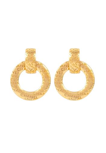 Chanel Pre-Owned 1980s logo-engraved clip-on earrings - Oro