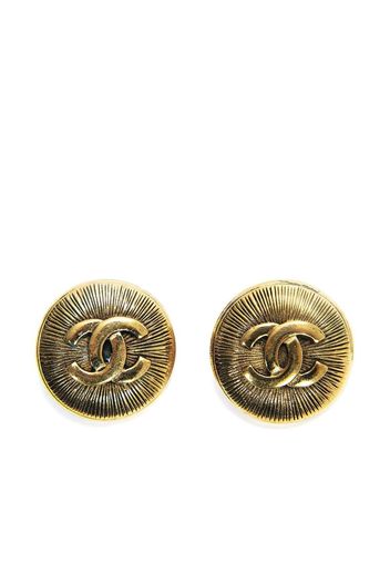 Chanel Pre-Owned 1990s ribbed logo clip-on earrings - Oro