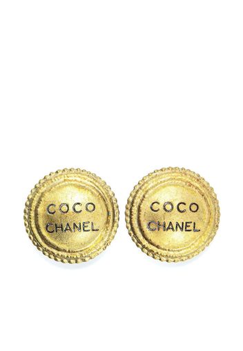 Chanel Pre-Owned 1994 logo-engraved button clip-on earrings - Oro