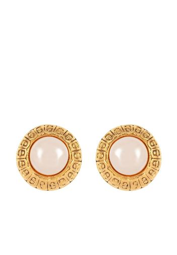 Chanel Pre-Owned 1980s pearl-embellished clip-on earrings - Oro