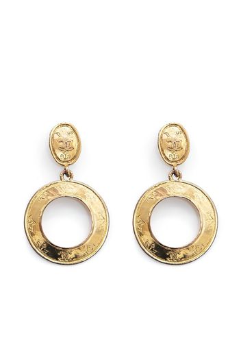 CHANEL Pre-Owned 1991-1992 CC engraved hoop clip-on earrings - Oro