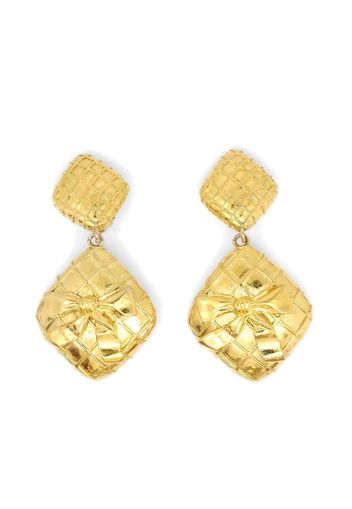 CHANEL Pre-Owned 1990-2000s diamond-quilted bow detailing dangle clip-on earrings - Oro