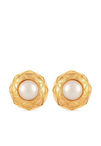 CHANEL Pre-Owned 1980s faux-pearl clip-on earrings - Oro