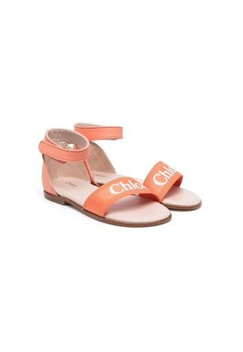 Chloé Kids logo-print ankle-strap sandals - Arancione