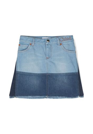 Chloé Kids logo-embroidered denim skirt - Blu