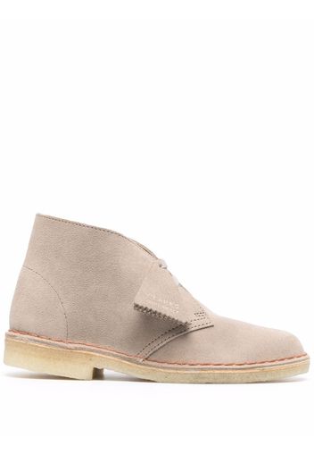 Clarks Originals logo-embossed suede desert boots - Toni neutri