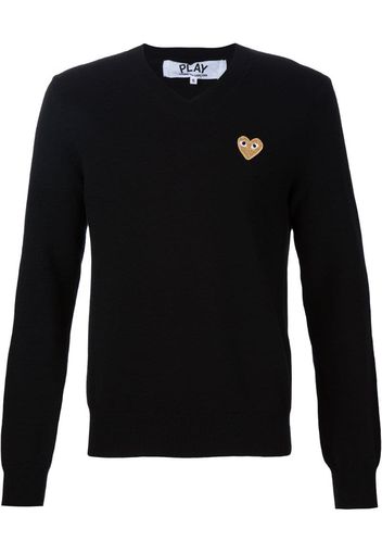 Maglione con cuore ricamato