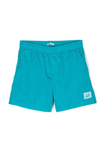 C.P. Company Kids logo-patch stretch swim shorts - Blu