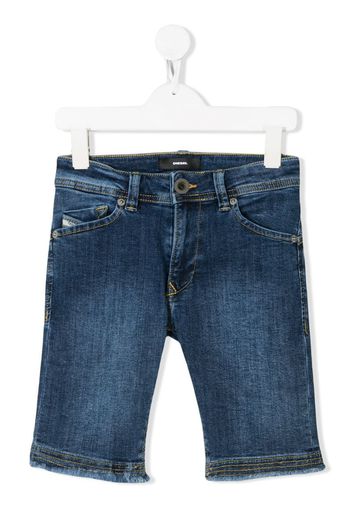 Shorts denim con orlo sfrangiato