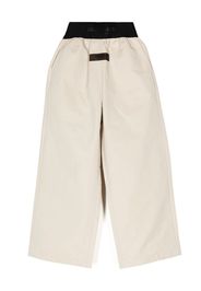 FEAR OF GOD ESSENTIALS Pantaloni dritti con banda logo - Marrone