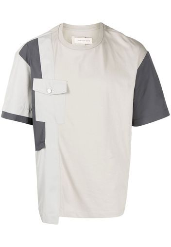 Feng Chen Wang panelled flap-pocket T-shirt - Grigio