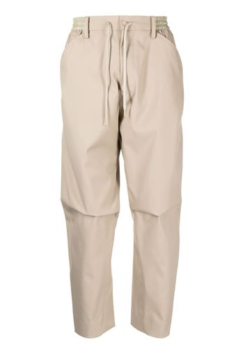 Fumito Ganryu drawstring-waist tapered trousers - Toni neutri