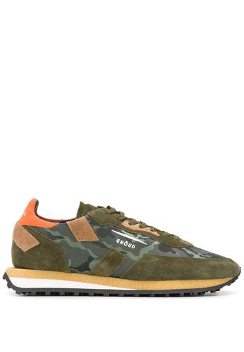 camouflage-print low-top sneakers