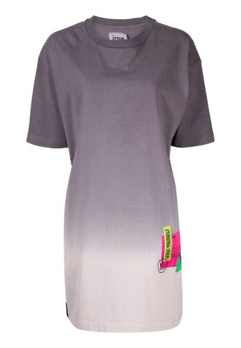 izzue Abito modello T-shirt con stampa - Grigio