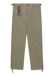 izzue logo-appliqué straight-leg trousers - Verde
