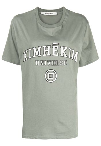 Kimhekim Universe logo-print cotton T-shirt - Verde