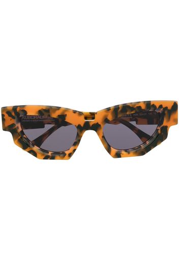 Kuboraum cat-eye frame sunglasses - Marrone