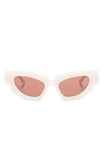 Kuboraum butterfly-frame tinted-lenses sunglasses - Bianco