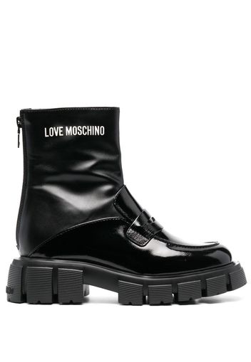 Love Moschino logo-print ankle boots - Nero