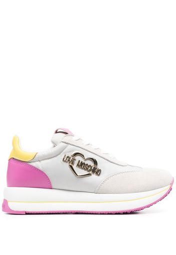 Love Moschino logo-plaque colour-block sneakers - Bianco