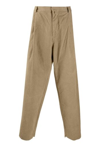 loose-fit tapered trousers