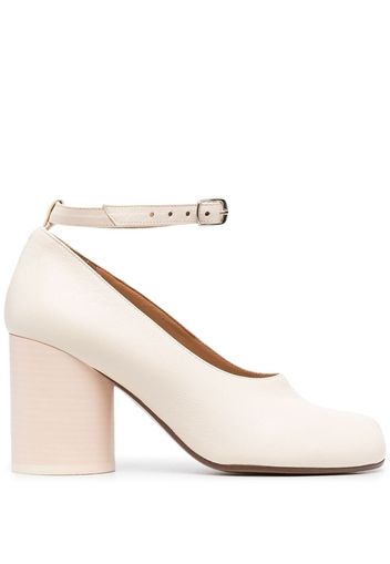 Maison Margiela Pumps con tacco largo Tabi - Bianco