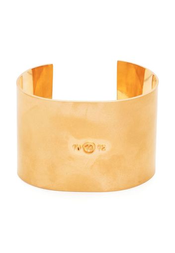 Maison Margiela embossed logo cuff bracelet - Oro