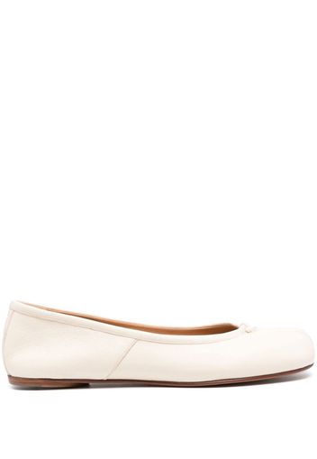 Maison Margiela split-toe leather ballerina shoes - Toni neutri