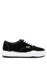 Maison Mihara Yasuhiro Sneakers con applicazione logo - Nero