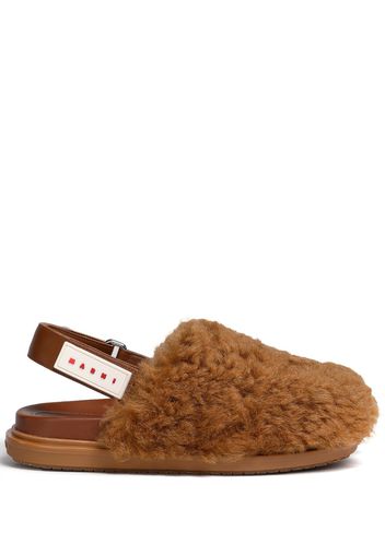 Marni logo-patch shearling slingback mules - Marrone