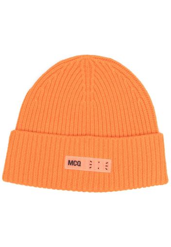 MCQ logo-patch ribbed-knit beanie - Arancione