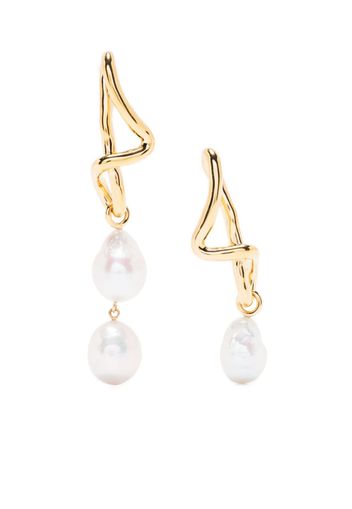 Missoma Molten baroque-pearl mismatch drop earrings - Oro