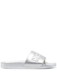 Moschino embossed-logo slides - Argento