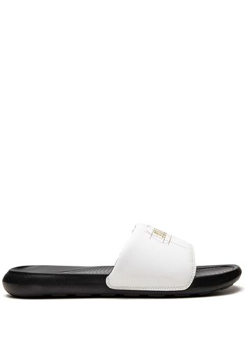 Nike Victori One logo-print slides - Bianco