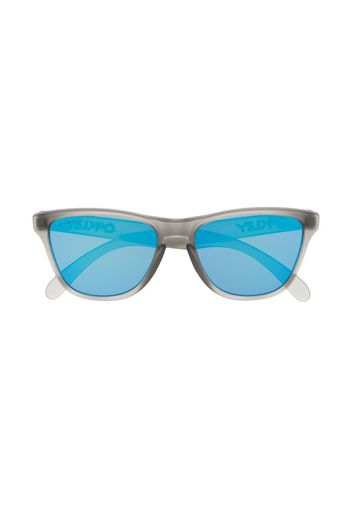 Oakley logo-print blue-tinted sunglasses - Grigio