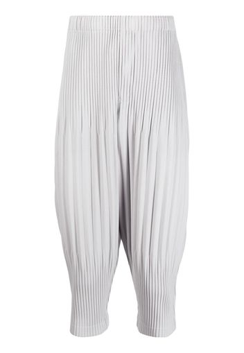 Homme Plissé Issey Miyake plissé cropped drop-crotch trousers - Grigio