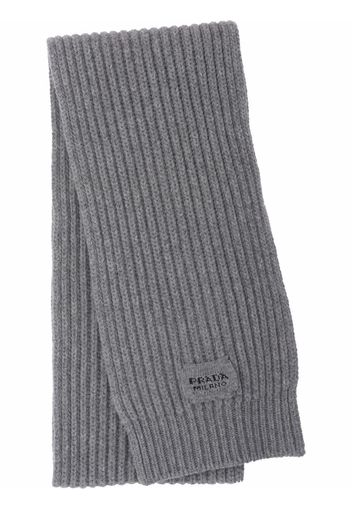 Prada logo-patch knitted scarf - Grigio