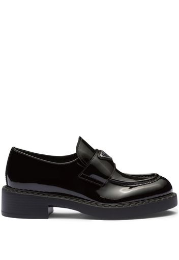 Prada triangle logo-plaque loafers - Nero