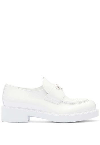 Prada triangle logo-plaque loafers - Bianco